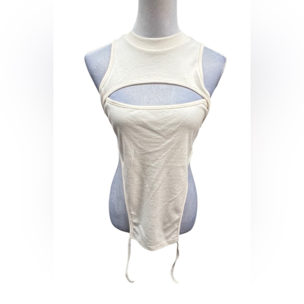 WIN WIN Women’s Cream Sleeveless Shirt w/ Cut Out / Size: Large / Item#1-19977
